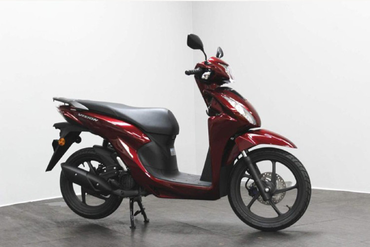 Vision còn sử dụng bộ phát điện ACG không chổi than, đóng vai trò như bộ khởi động và máy phát điện, giúp động cơ khởi động mượt mà và không gây tiếng ồn như các mẫu xe truyền thống. Tại châu Âu, giá xe Honda Vision 2025 được niêm yết từ 2.813 Bảng (khoảng 91,7 triệu đồng), cao gần 3 lần so với xe bán tại Việt Nam.