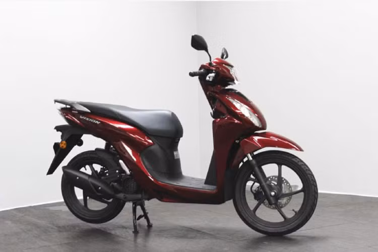 Vision còn sử dụng bộ phát điện ACG không chổi than, đóng vai trò như bộ khởi động và máy phát điện, giúp động cơ khởi động mượt mà và không gây tiếng ồn như các mẫu xe truyền thống. Tại châu Âu, giá xe Honda Vision 2025 được niêm yết từ 2.813 Bảng (khoảng 91,7 triệu đồng), cao gần 3 lần so với xe bán tại Việt Nam.