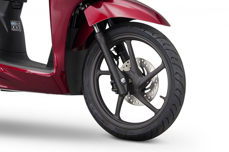 Bên cạnh đó, Vision 110 còn được trang bị hệ thống phanh liên kết như một tính năng tiêu chuẩn, giúp phân bổ lực phanh đều giữa đĩa trước và tang trống sau, đảm bảo hiệu suất phanh tối ưu. Dù không có ABS, nhưng với trọng lượng chỉ 220 pound, Vision vẫn đảm bảo khả năng phanh ổn định.