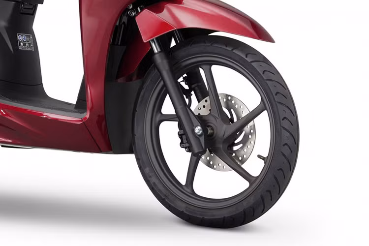 Bên cạnh đó, Vision 110 còn được trang bị hệ thống phanh liên kết như một tính năng tiêu chuẩn, giúp phân bổ lực phanh đều giữa đĩa trước và tang trống sau, đảm bảo hiệu suất phanh tối ưu. Dù không có ABS, nhưng với trọng lượng chỉ 220 pound, Vision vẫn đảm bảo khả năng phanh ổn định.