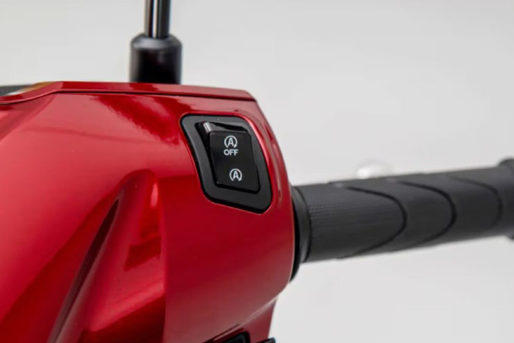 Tuy nhiên, trường hợp xe ga Honda Vision 2025 mới đã đảo ngược suy nghĩ thông thường này, bởi xe sở hữu nhiều trang bị tiên tiến. Tiêu biểu chính là hệ thống Smart Key mới trên xe Vision 110 thay vì chìa khóa cơ, một tính năng thường thấy trên các sản phẩm cao cấp từ các thương hiệu nổi tiếng.