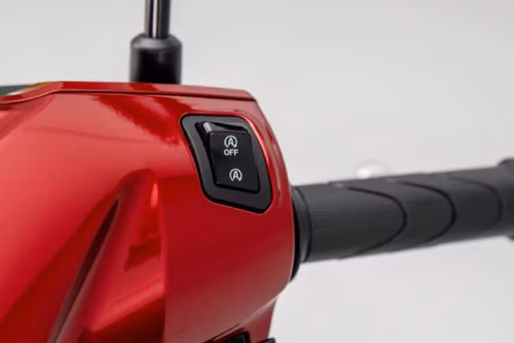 Tuy nhiên, trường hợp xe ga Honda Vision 2025 mới đã đảo ngược suy nghĩ thông thường này, bởi xe sở hữu nhiều trang bị tiên tiến. Tiêu biểu chính là hệ thống Smart Key mới trên xe Vision 110 thay vì chìa khóa cơ, một tính năng thường thấy trên các sản phẩm cao cấp từ các thương hiệu nổi tiếng.