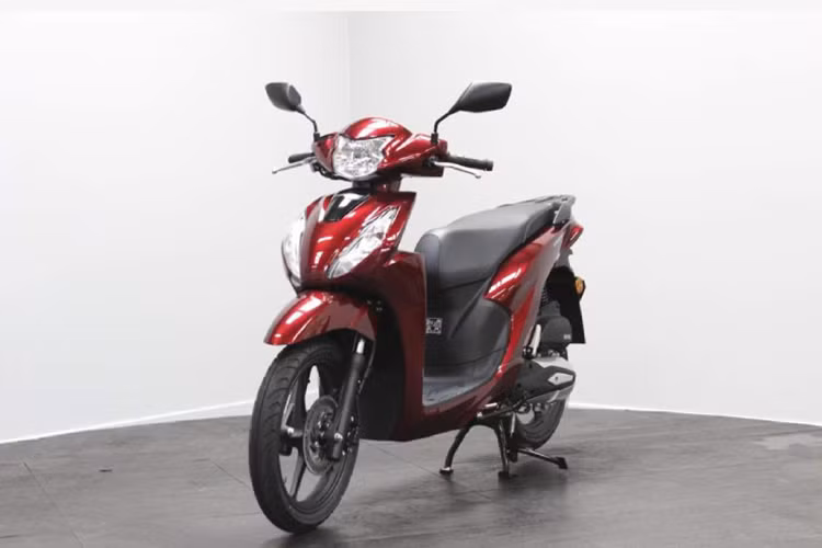 Chiếc xe tay ga Honda Vision giá mềm đã được chứng nhận A1 này nhanh chóng chinh phục được vô số tín đồ yêu thích thương hiệu Honda và trở thành một sự lựa chọn trong phân khúc xe máy có giá cả phải chăng, đáng tin cậy và tiện dụng cho những ai yêu thích xe hai bánh.