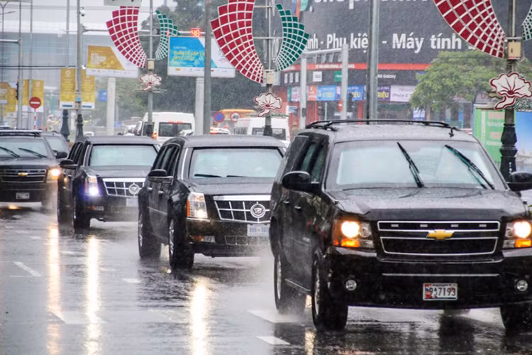 Việc sắp xếp cụ thể đoàn xe hộ tống Tổng thống Mỹ sẽ được Mật vụ Mỹ thay đổi tuỳ theo từng sự kiện và điều kiện cụ thể, nhằm đảm bảo an ninh cao nhất, dẫn đầu sẽ là những chiếc xe mở đường và xe dẫn đoàn. Đáng chú nhất trong số này là xe Chevrolet Suburban với biệt danh Roadrunner với nhiều nhiệm vụ như liên lạc, hậu cần, bảo vệ.