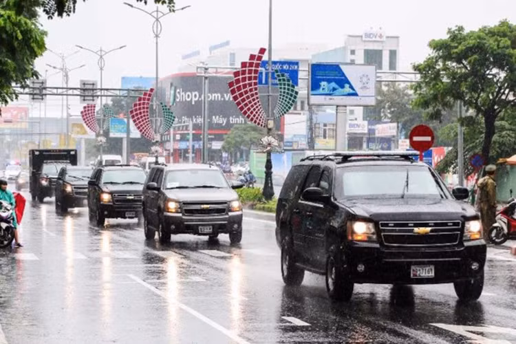 Những xe này thường chạy trước Đoàn xe Tổng thống từ vài phút cho tới chỉ vài giây, để kiểm tra giao thông, đường sá, báo hiệu và mở đường. Xe dẫn đường có thể là một chiếc Chevrolet Suburban của Mật vụ Mỹ, hoặc xe cảnh sát địa phương, hoặc một chiếc xe bất kỳ do Mật vụ Mỹ chọn.