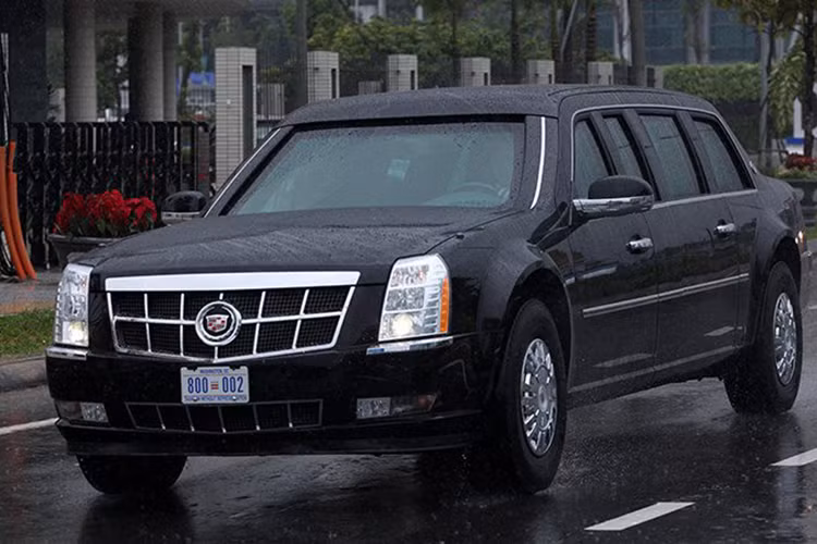 Được chế tạo riêng cho Tổng thống Mỹ, The Beast có hệ thống cung cấp oxy riêng trong trường hợp bị tấn công bằng vũ khí hóa học. Tất cả cửa sổ đều cố định hoàn toàn và không thể kéo xuống và có thể chịu được các vụ nổ và đạn xuyên giáp. Nội thất của chiếc xe được cho là được hàn kín để chống bị tấn công bằng hoá chất.