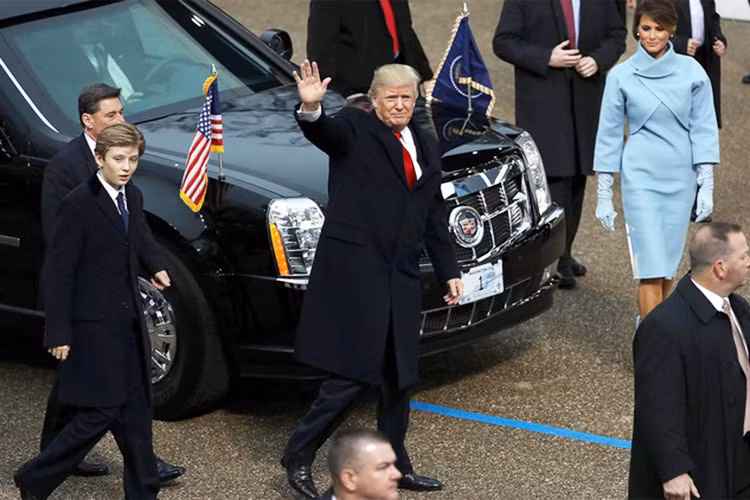 Cầm lái chiếc xe bọc thép chở Tổng thống Mỹ Donald Trump sẽ là một đặc vụ CIA được huấn luyện đặc biệt để có thể ứng phó với tất cả các tình huống khẩn cấp chứ không chỉ làm nhiệm vụ lái xe thông thường.