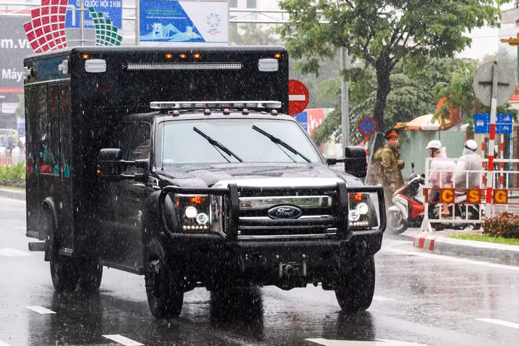 Xe cứu thương (Ambulance) thường đi phía sau đoàn xe. Chiếc xe này chở theo bác sĩ để khắc phục hậu quả sau cuộc tấn công. Cùng một số những mẫu xe khác, đoàn xe hộ tống tổng thống Mỹ và đem lại sự an toàn tuyệt đối, nhưng cũng đắt nhất thế giới.