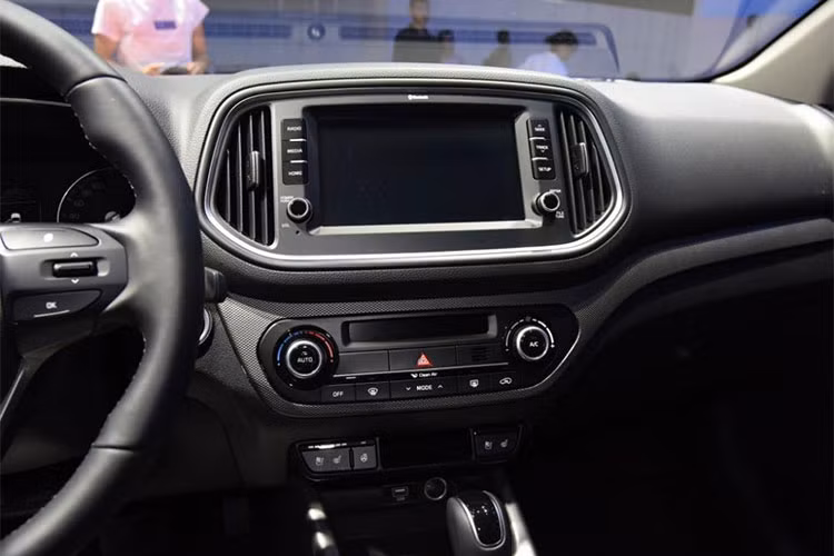 Kia cũng đã bổ sung một số trang bị mới cho mẫu crossover đô thị này như hệ thống sưởi/thoáng khí ở ghế trước, vô lăng của xe cũng có tính năng sưởi. Hệ thống thông tin giải trí của xe khá đầy đủ với màn hình đa phương tiện, hệ thống âm thanh mới và các kết nối đa phương tiện...