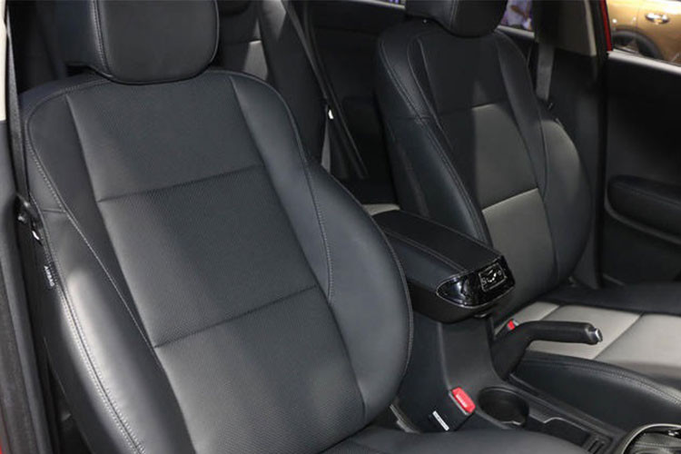 Dù chỉ sở hữu chiều dài cơ sở 2.590mm nhưng KX3 2019 vẫn có đủ khoảng duỗi chân cho hành khách ngồi trên ghế sau. Trong khi đó, cột C ngả sau đảm bảo khoảng trống trên đầu cho hành khách. Tất nhiên, khoang hành lý của Kia KX3 khá hạn chế nhưng vẫn đủ để sử dụng hàng ngày.