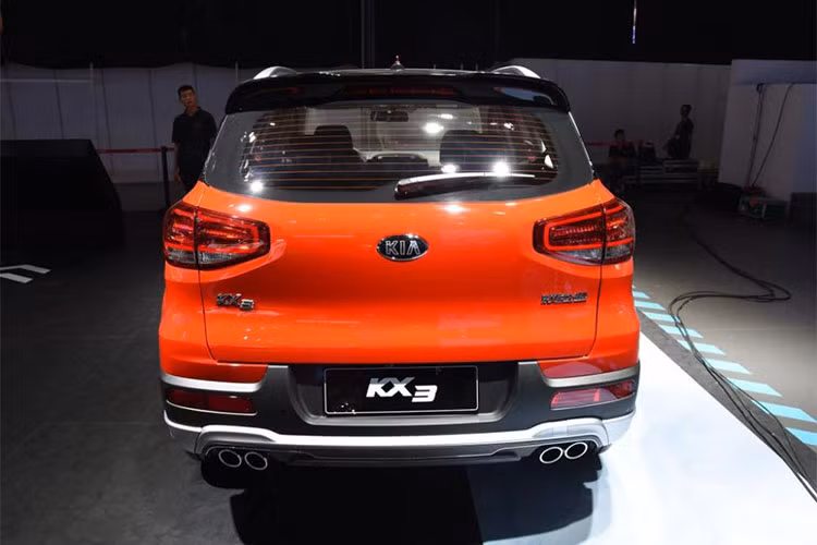 Chưa hết, Kia KX3 2019 còn được bổ sung tạo hình mới bên trong cụm đèn pha. Trong khi đó, hốc đèn sương mù ở 2 góc cản trước được tích hợp thêm dải đèn LED định vị ban ngày. Cụm đèn hậu cũng đã được làm mới dạng led, hệ thống 4 ống xả, chia đều cho 2 bên cùng vành hợp kim 5 chấu hình chữ Y dạng cánh hoa hai tông màu mới.