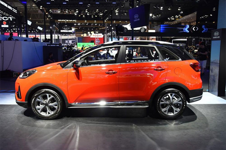 Về ngoại thất, hãng xe ôtô Kia đã bổ sung "bộ cánh" phối 2 màu sơn ấn tượng hơn cho mẫu crossover cỡ B này. Điển hình như chiếc xe crossover Kia KX3 2019 tại thị trường Trung Quốc sở hữu cột và nóc màu đen trong khi các khu vực còn lại của thân xe được sơn màu đỏ tương phản.