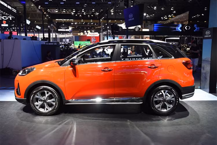 Về ngoại thất, hãng xe ôtô Kia đã bổ sung "bộ cánh" phối 2 màu sơn ấn tượng hơn cho mẫu crossover cỡ B này. Điển hình như chiếc xe crossover Kia KX3 2019 tại thị trường Trung Quốc sở hữu cột và nóc màu đen trong khi các khu vực còn lại của thân xe được sơn màu đỏ tương phản.