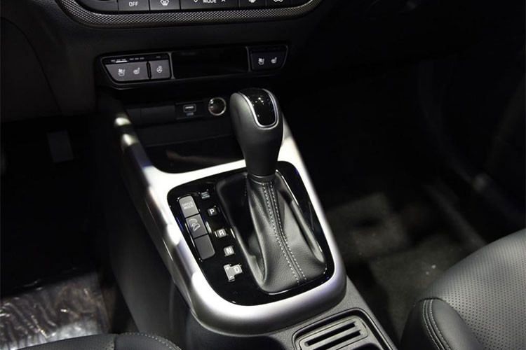 Nguồn cung cấp sức mạnh cho Kia KX3 2019 là động cơ xăng 4 xi-lanh, dung tích 1,6 lít với 2 phiên bản hút khí tự nhiên và tăng áp. Dù ở phiên bản nào thì động cơ cũng đồng hành cùng hệ dẫn động cầu trước.