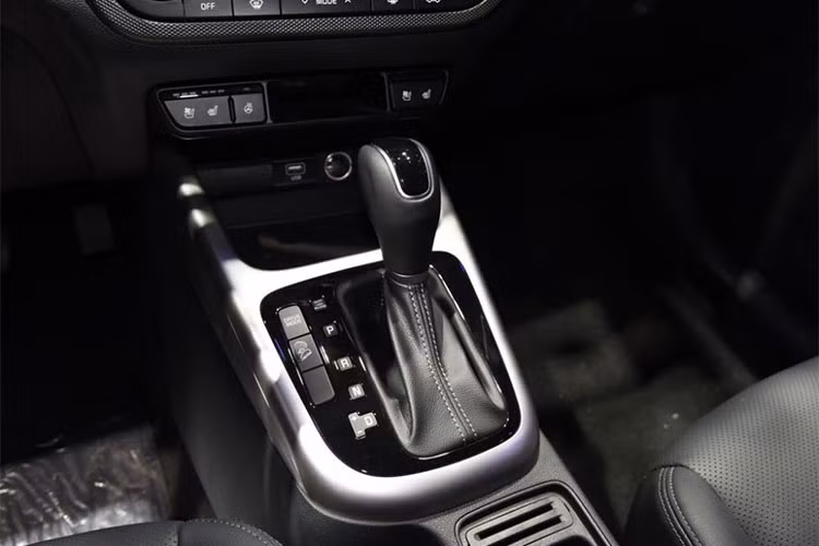 Nguồn cung cấp sức mạnh cho Kia KX3 2019 là động cơ xăng 4 xi-lanh, dung tích 1,6 lít với 2 phiên bản hút khí tự nhiên và tăng áp. Dù ở phiên bản nào thì động cơ cũng đồng hành cùng hệ dẫn động cầu trước.