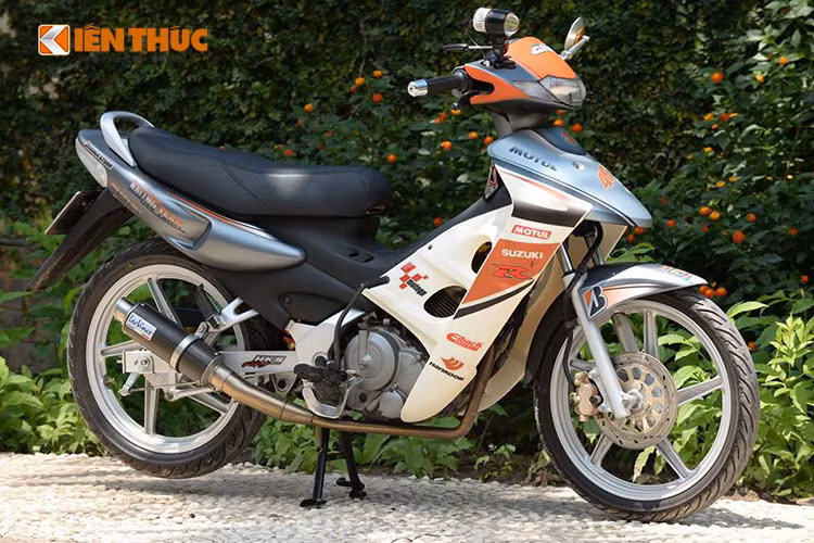  Xe máy Suzuki FX 125 xuất hiện tại Việt Nam vào cuối năm 1997, thị trường khi đó chủ yếu vẫn là các dòng xe 100cc như Suzuki Viva, Honda Dream, Yamaha Crystal... Việc sở hữu một chiếc Suzuki FX nghiễm nhiên được xếp vào hàng "dân chơi" thời bấy giờ.