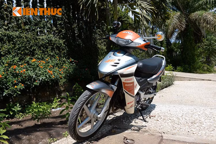 Sở hữu động cơ DOHC 125 phân khối, côn tay cùng thiết kế mang dáng dấp của những chiếc xe đua đường phố. Chính vì vậy mà Suzuki FX 125 khá được lòng những "cậu ấm" mê tốc độ thời bấy giờ.