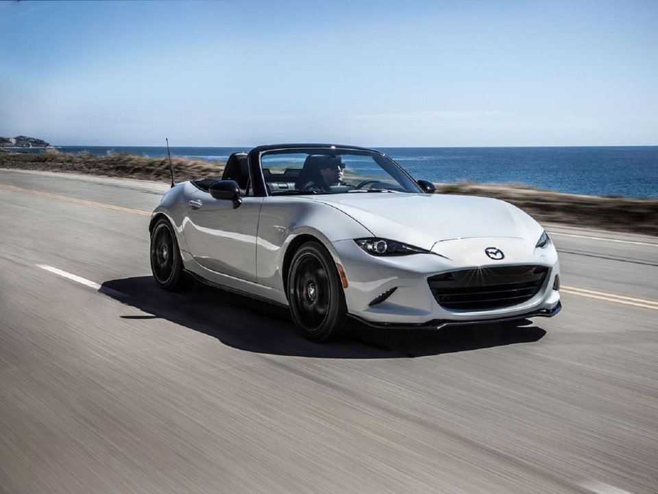 Mazda MX-5 Miata (25.295 USD): Đối với những ai muốn trải nghiệm cảm giác của một chiếc roadster thuần túy, chắc chắn phải thử qua Mazda MX-5 Miata. Có thể nó không mạnh mẽ như những chiếc xe khác, nhưng khối lượng nhẹ phù hợp với động cơ 2,0 lít 155 mã lực. Phong cách thiết kế thể thao, đèn pha LED tiêu chuẩn, màn hình LCD cảm ứng 7 inch, hộp số sàn 6 cấp và mức giá 25.295 USD là những ưu điểm của MX-5. Cầm lái mẫu mui trần MX-5 Miata dạo mát trên nhưng con đường trải dài dọc bờ biển quả thật lý tưởng.