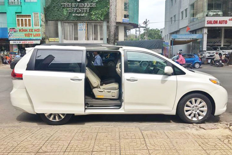 Ngoài ra, không gian chứa đồ rộng rãi ở hàng ghế phía sau, người lái có thể nhẹ nhàng gia tăng diện tích bằng cách gập ghế qua công tắc điện. Một điểm độc đáo của nội thất Toyota Sienna là ghế có thể ngửa sâu ra sau và có chỗ để chân dành cho du khách nghỉ ngơi sau mỗi quãng đường dài.