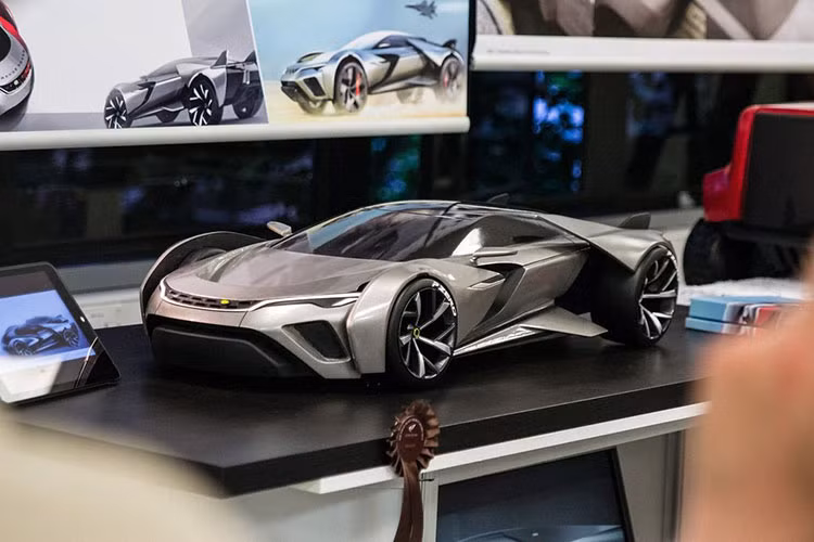 Mẫu ý tưởng này là sản phẩm của Oliver Cattell-Ford từ 2015, mang những đường nét thiết kế khá lạ lẫm, khác xa với những chiếc Land Rover hiện tại. Trên thực tế, chỉ có lưới tản nhiệt phía trước và các logo là đặc điểm có thể nhận dạng đây là một mẫu xe Range Rover mới.