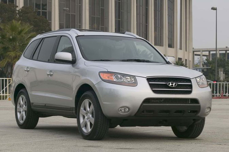 Sau thành công của thế hệ thứ nhất, Hyundai tiếp tục giới thiệu SantaFe thế hệ thứ hai vào năm 2007 (2007-2012). Tuy nhiên, phiên bản này lại không nhận được sự phản hồi tốt từ khách hàng bởi thiết kế có phần bảo thủ. Trong giai đoạn này, phân khúc SUV/crossover của Hyundai cũng được mở rộng với hai mẫu xe mới là Tucson và Veracruz.