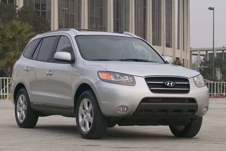 Sau thành công của thế hệ thứ nhất, Hyundai tiếp tục giới thiệu SantaFe thế hệ thứ hai vào năm 2007 (2007-2012). Tuy nhiên, phiên bản này lại không nhận được sự phản hồi tốt từ khách hàng bởi thiết kế có phần bảo thủ. Trong giai đoạn này, phân khúc SUV/crossover của Hyundai cũng được mở rộng với hai mẫu xe mới là Tucson và Veracruz.