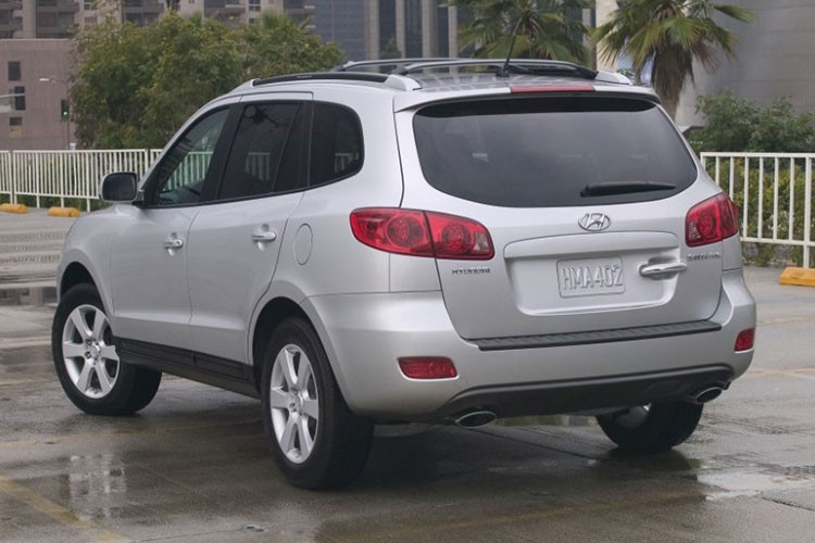 Hyundai SantaFe thế hệ thứ hai sở hữu không gian nội thất cao cấp với nhiều chi tiết được ốp gỗ, bổ sung hệ thống định vị và dàn âm thanh nổi hiện đại. Trong đó động cơ dầu 2.2L được đánh giá cao bởi sự bền bỉ và tiết kiệm. Cho đến nay, nhiều xe SantaFe thế hệ này vẫn còn phục vụ tốt chủ nhân và khẳng định sự bền bỉ của mình.