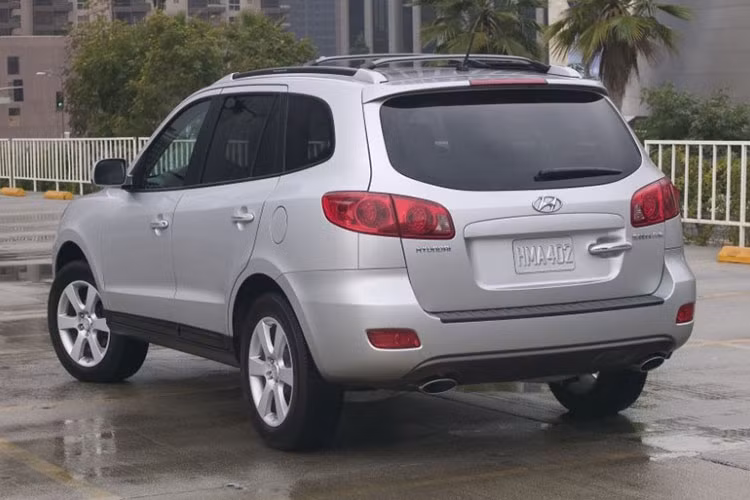 Hyundai SantaFe thế hệ thứ hai sở hữu không gian nội thất cao cấp với nhiều chi tiết được ốp gỗ, bổ sung hệ thống định vị và dàn âm thanh nổi hiện đại. Trong đó động cơ dầu 2.2L được đánh giá cao bởi sự bền bỉ và tiết kiệm. Cho đến nay, nhiều xe SantaFe thế hệ này vẫn còn phục vụ tốt chủ nhân và khẳng định sự bền bỉ của mình.