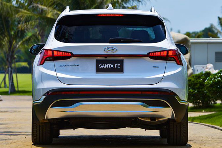 Hyundai SantaFe GEN 4 facelift hiện phân phối tại Việt Nam với 5 phiên bản: 2.5 Xăng, 2.2 Dầu, 2.5 Xăng Cao Cấp, 2.2 Dầu Cao Cấp, Hybrid có giá bán từ 1,03 - 1,45 tỷ đồng. Mẫu xe này cũng đã nhận được sự ưa chuộng của khách hàng Việt và đạt được thành công về doanh số khi liên tục dẫn đầu phân khúc.