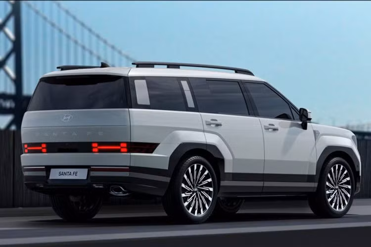 Hyundai SantaFe thế hệ mới sẽ chính thức được công bố ra mắt từ tháng 8 năm nay, trước khi đến tay khách hàng vào khoảng đầu năm 2024. Theo thông tin rò rỉ, Hyundai SantaFe 2024 sẽ có 4 tùy chọn động cơ bao gồm cả plug-in hybrid (PHEV) và sẽ thay đổi theo thị trường phân phối.