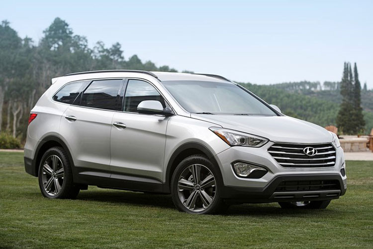 Hyundai SantaFe thế hệ thứ ba (2013-2018) được gia tăng đáng kể về mặt kích thước và có hai tùy chọn 5 chỗ hoặc 7 chỗ ngồi. Ở bản này, xe mang thiết kế bắt mắt hơn trước nhờ lưới tản nhiệt hình lục giác và đèn pha mới.