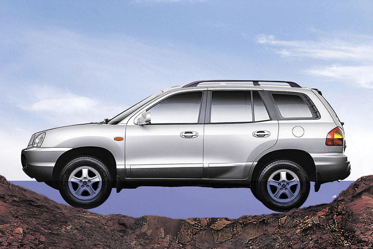 Ở bản nâng cấp giữa vòng đời, Hyundai SantaFe thế hệ đầu tiên được thay đổi thiết kế phần đuôi xe và bổ sung các tùy chọn động cơ mạnh mẽ hơn. Xe sở hữu 2 tùy chọn động cơ gồm: máy 2.4L 4 xylanh và máy 3.5L Sigma V6. Đi kèm là hộp số sàn 5 cấp hoặc tự động 4 cấp.