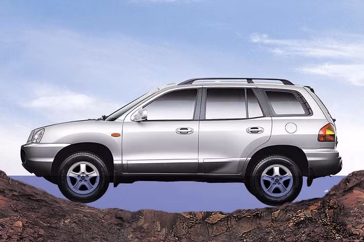 Ở bản nâng cấp giữa vòng đời, Hyundai SantaFe thế hệ đầu tiên được thay đổi thiết kế phần đuôi xe và bổ sung các tùy chọn động cơ mạnh mẽ hơn. Xe sở hữu 2 tùy chọn động cơ gồm: máy 2.4L 4 xylanh và máy 3.5L Sigma V6. Đi kèm là hộp số sàn 5 cấp hoặc tự động 4 cấp.