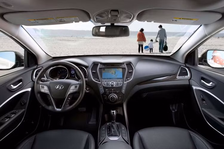 Nội thất xe tiếp tục được nâng cấp theo hướng cao cấp hơn với màn hình cảm ứng đa chức năng 8 inch với giao diện trực quan, dễ sử dụng cùng khả năng nhận diện giọng nói nâng cao và hỗ trợ kết nối điện thoại thông minh. Vào cuối năm 2014, SantaFe bắt đầu được Hyundai Thành Công (hiện tại là Liên doanh Ô tô Hyundai Thành Công Việt Nam lắp ráp với giá bán rẻ hơn xe nhập khẩu.
