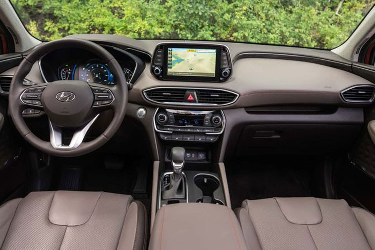 Nội thất của SantaFe thế hệ thứ tư cũng được đánh giá cao so với các mẫu xe đối thủ cùng phân khúc với nhiều trang bị tiện nghi hiện đại và được hoàn thiện bằng chất liệu da cao cấp. Sở hữu công nghệ SmartSense mới nhất của Hyundai, SantaFe được đánh giá là một trong những mẫu xe an toàn nhất phân khúc và đạt xếp hạng 5 sao từ Euro NCAP.