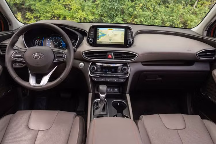 Nội thất của SantaFe thế hệ thứ tư cũng được đánh giá cao so với các mẫu xe đối thủ cùng phân khúc với nhiều trang bị tiện nghi hiện đại và được hoàn thiện bằng chất liệu da cao cấp. Sở hữu công nghệ SmartSense mới nhất của Hyundai, SantaFe được đánh giá là một trong những mẫu xe an toàn nhất phân khúc và đạt xếp hạng 5 sao từ Euro NCAP.