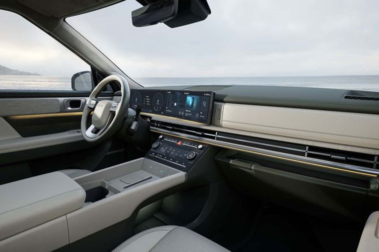 Thiết kế bên trong SantaFe 2024 cũng được thay đổi toàn diện. Giống như nhiều mẫu xe mà hãng mới ra mắt gần đây, SantaFe mới được trang bị màn hình đôi cong nhẹ, bao gồm bảng điều khiển kỹ thuật số và màn hình giải trí có cùng kích thước 12,3 inch. Thêm vào đó, các chất liệu bọc nội thất hứa hẹn sẽ được nâng cấp theo hướng cao cấp hơn, nhằm mang đến những trải nghiệm tốt hơn cho người dùng.