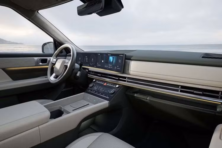 Thiết kế bên trong SantaFe 2024 cũng được thay đổi toàn diện. Giống như nhiều mẫu xe mà hãng mới ra mắt gần đây, SantaFe mới được trang bị màn hình đôi cong nhẹ, bao gồm bảng điều khiển kỹ thuật số và màn hình giải trí có cùng kích thước 12,3 inch. Thêm vào đó, các chất liệu bọc nội thất hứa hẹn sẽ được nâng cấp theo hướng cao cấp hơn, nhằm mang đến những trải nghiệm tốt hơn cho người dùng.