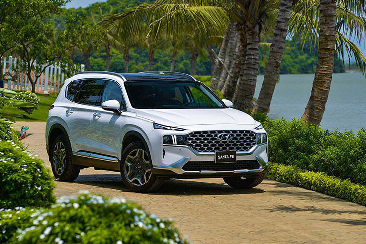 Thế hệ thứ tư của Hyundai SantaFe có ngoại hình khác biệt so với bản tiền nhiệm. Ở lần nâng cấp này, xe mang ngoại hình trẻ trung với cụm đèn pha hai tầng, kết hợp với mặt ca lăng hình lục giác. Khu vực thân xe sở hữu nhiều đường nét cắt xẻ mạnh mẽ, mang lại cảm giác thể thao.