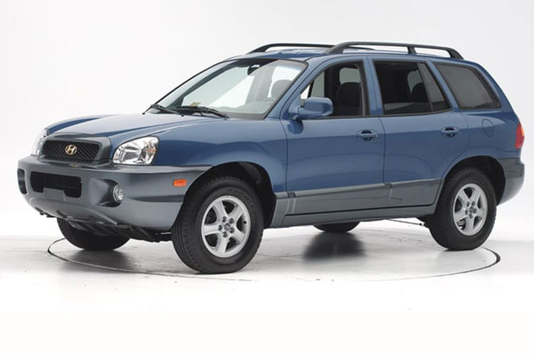 Hyundai SantaFe thế hệ đầu tiên (2001-2006) được ra mắt tại triển lãm Geneva Motor Show năm 2000. Tại thời điểm đó, mẫu crossover này gây ấn tượng bởi kích thước lớn và khả năng off-road ấn tượng.