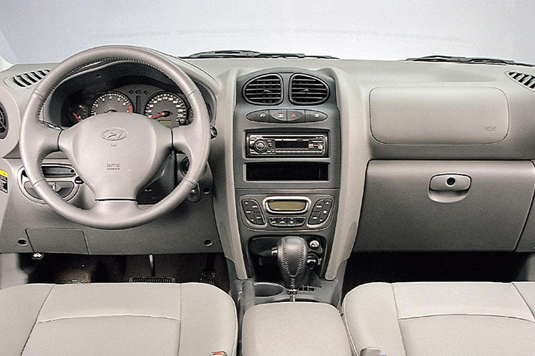 Nội thất SantaFe thế hệ này rộng rãi, cung cấp đủ chỗ cho 5 người cùng khoang hành lý chứa được nhiều đồ, đáp ứng tối đa nhu cầu di chuyển của các gia đình. Cùng với đó, các trang bị tiện nghi của xe bao gồm điều hòa, đầu CD và cả cửa sổ trời chỉnh điện.