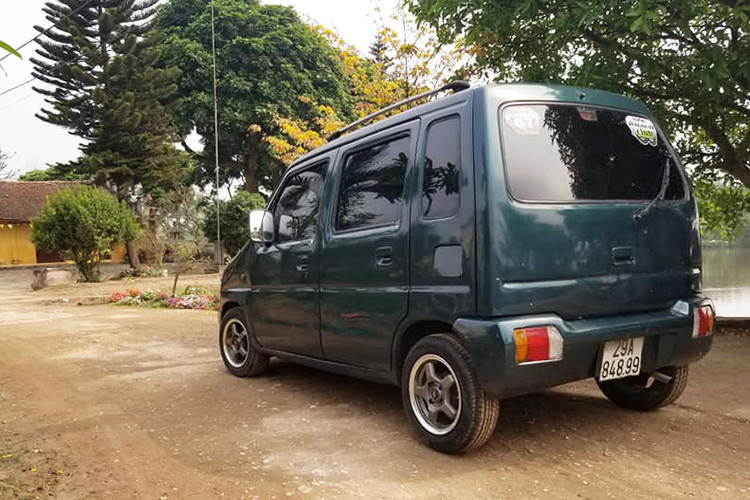 Suzuki Wagon là mẫu xe nằm trong phân khúc cỡ nhỏ dành cho đô thị nội địa của Nhật Bản, những phiên bản mới của mẫu xe này gần như không có Việt Nam. Những chiếc xe cũ trên thị thường hiện nay chủ yếu từ đời 2002 đến khoảng 2007. Xe có kích thước nhỏ gọn, dễ lái và được nhiều người mới chơi quan tâm nhờ giá rẻ.