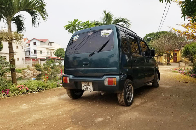 Các phiên bản Suzuki Wagon cũ tại Việt Nam chủ yếu là bản số sàn, khá ít bản số tự động do hát triển trên đời cao. Mức tiêu hao nhiên nhiên liệu của Suzuki Wagon được đánh giá khá tốt, các đời xe từ 2007 trở về trước tiêu hao khoảng 6l/100Km khi chạy đưởng trường. Mức tiết kiệm nhiên liệu khá ấn tượng cho một chiếc xe đô thị 5 chỗ.