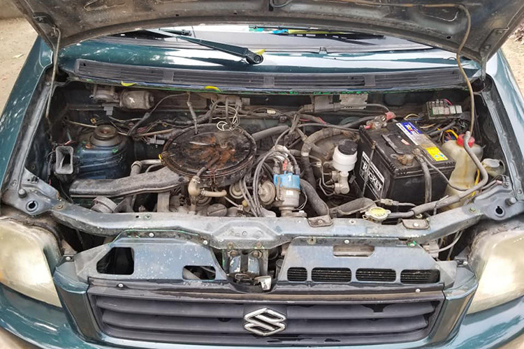 Xe ôtô Suzuki Wagon sử dụng động cơ xăng, có dung tích xilanh 970cc đời cũ, đời Wagon R 2013 sở hữu động cơ kiểu cấp liệu MPI trục cam kép DOHC, hộp số sàn 5 cấp, dẫn động cầu trước, dung tích 1 lít, 3 xi-lanh. Công suất 68 mã lực, mô-men xoắn cực đại 90 Nm.