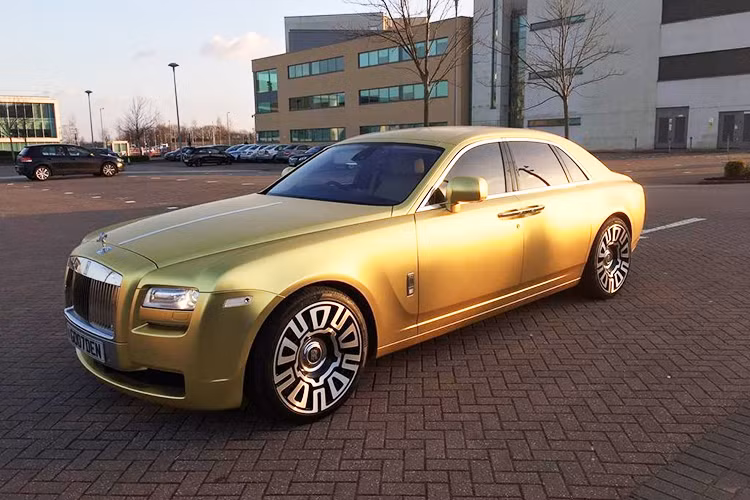 Xe Rolls-Royce Ghost sở hữu khối động cơ 6,6 lít V12 tăng áp, công suất 563 mã lực và mô-men xoắn 780 Nm, vòng tua máy 1.500 vòng/phút. Sức trẻ, thể thao của Ghost sẽ phù hợp với những khách hàng trẻ trung, đẳng cấp nhưng không kém phần mạnh mẽ trong tính cách. Xe có khả năng tăng tốc từ 0 lên 100 km/h trong 4.9 giây, vận tốc tối đa 249 km/h.