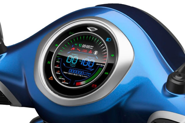 Toàn bộ hệ thống chiếu sáng trên xe bao gồm cả đèn pha, đèn xi nhan và đèn chiếu hậu đều sử dụng công nghệ LED hiện đại. Đặc biệt, toàn bộ dàn áo của Chetak Blue 3202 đều sử dụng hợp kim cao cấp giống như các mẫu xe tay ga Vespa, 