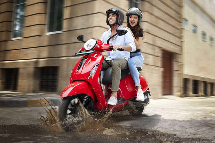 Bản TecPac đạt tốc độ 73 km/h cũng với pin hành trình 137 km. Không dừng lại ở đó, Chetak Blue 3202 TecPac còn có thêm 2 trang bị gồm hệ thống hỗ trợ khởi hành ngang dốc và chế độ lùi tiện lợi.