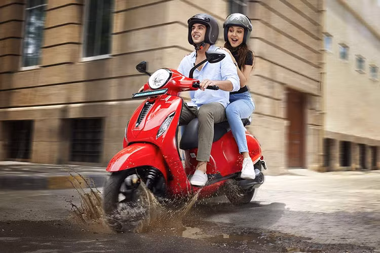 Bản TecPac đạt tốc độ 73 km/h cũng với pin hành trình 137 km. Không dừng lại ở đó, Chetak Blue 3202 TecPac còn có thêm 2 trang bị gồm hệ thống hỗ trợ khởi hành ngang dốc và chế độ lùi tiện lợi.