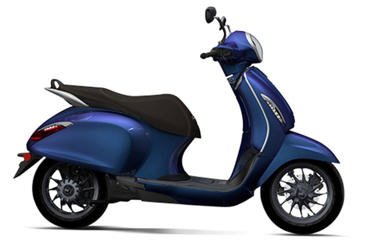 Cụm đồng hồ của Chetak Blue 3202 2024 tại Ấn Độ có kèm chức năng kết nối với smartphone để thiển thị các thông báo, đồng thời có thể thay đổi giao diện tùy điều kiện môi trường, cũng như chức năng định vị vị trí, điều hướng thông minh.