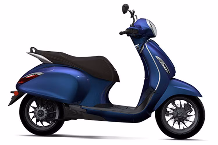 Cụm đồng hồ của Chetak Blue 3202 2024 tại Ấn Độ có kèm chức năng kết nối với smartphone để thiển thị các thông báo, đồng thời có thể thay đổi giao diện tùy điều kiện môi trường, cũng như chức năng định vị vị trí, điều hướng thông minh.